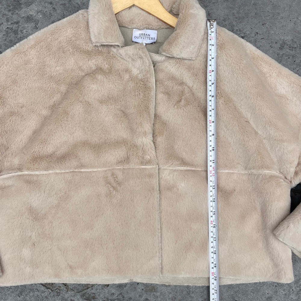 UO Felicity Reversible Women's Beige Faux Fur Jacket Cream Cropped Jacket - Picture 7 of 11